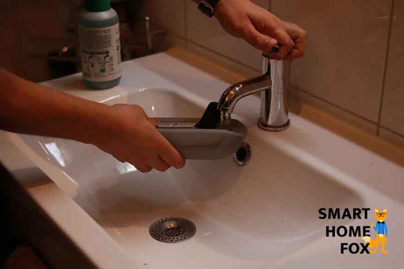 Man sieht wie der Frischwassertank des Kärcher FC 7 cordless Premium gefüllt wird.